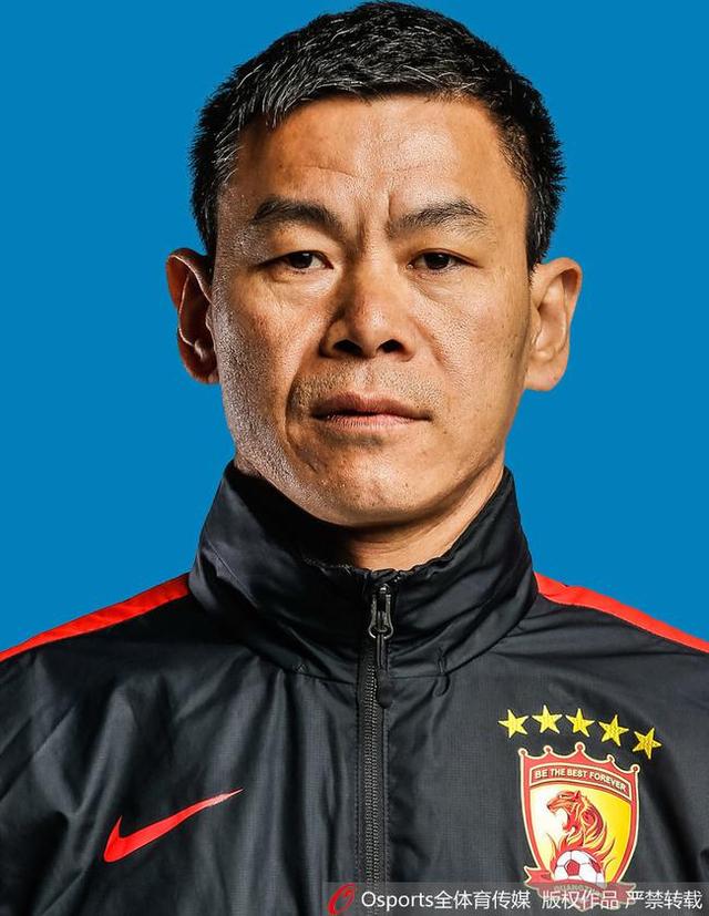 乔飞云的助理忙道：我们不可能一次付清你们五百万美元，万一你们拿到钱之后又去报警，我们的利益如何保证？老教父反问：那你想怎么样？乔飞云的助理忙道：我们先支付你们每人两百万，剩下的三百万，分三年三十六次进行支付。
